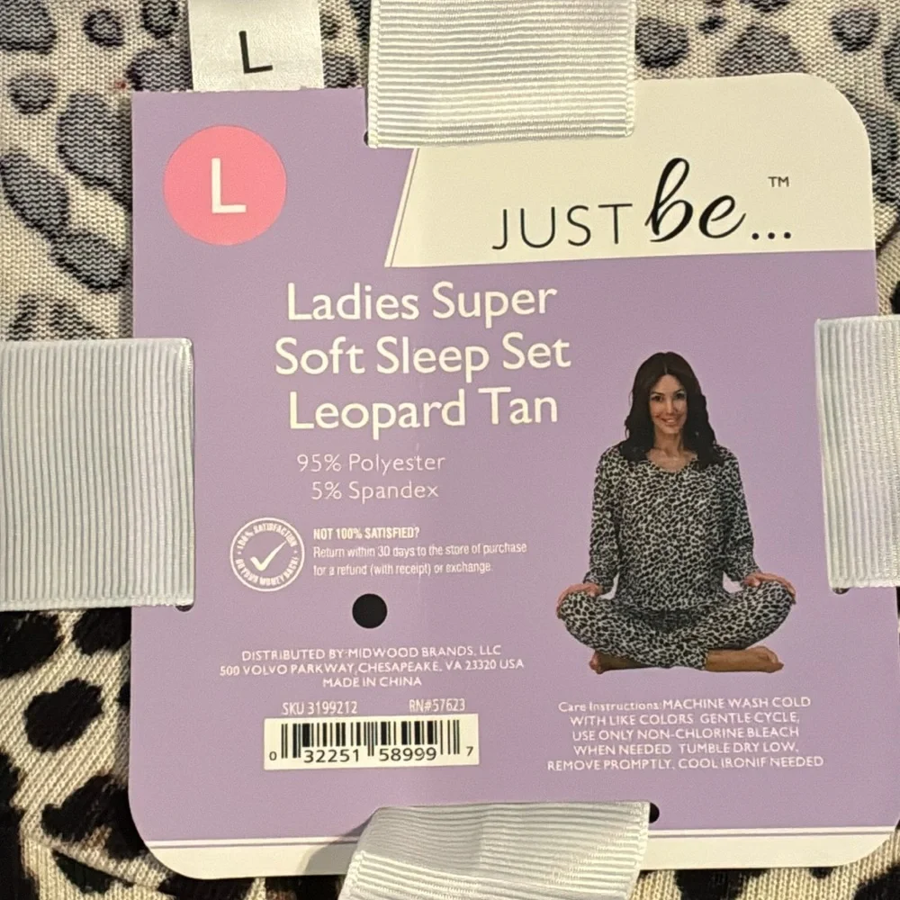 Leopard Print 2 Piece Pajama Sleepwear Size Large Long Sleeve Animal Print NWT - Picture 2 of 5